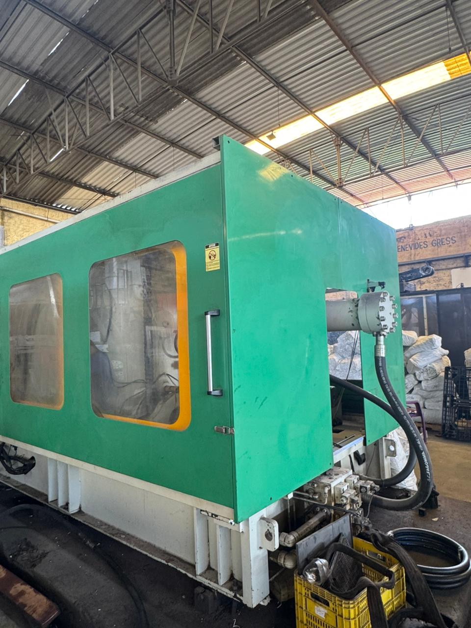 Injetora Chen Hsong 1100 ton